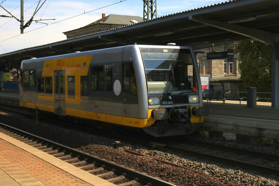 672 904 (DWA LVT/S) der Burgenlandbahn (DB Regio Südost) als RB 34917 (RB76) nach Zeitz verlässt ihren Startbahnhof Weißenfels. [8.8.2017 - 13:20 Uhr]