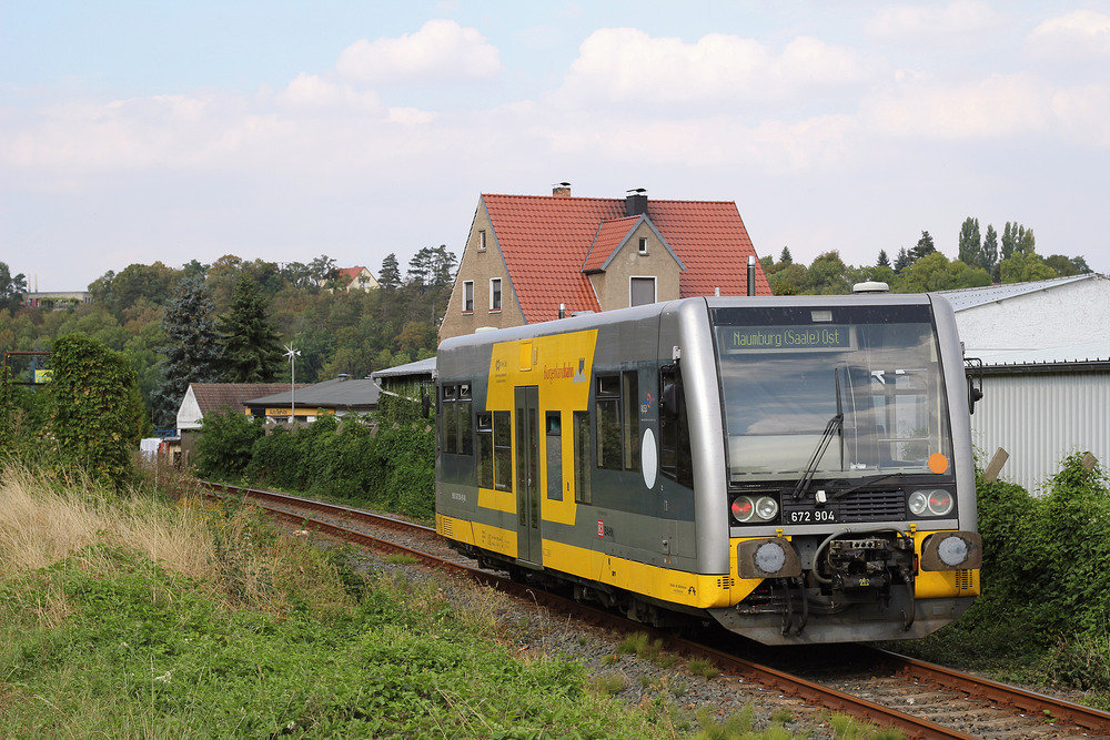 672 904 hat den Bahnhof Nebra in Richtung Naumburg verlassen.
Aufgenommen unweit des Bahnhofs am 1. September 2016.