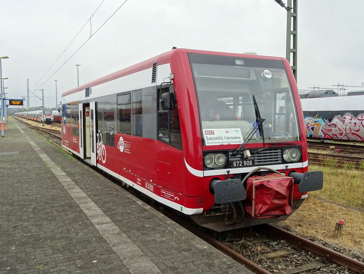 672 906 der HANS (Hanseatische Eisenbahn) am 27.08.2022 in Bergen auf Rügen. Der Triebwagen fährt den Fährshuttle zum Fährhafen Sassnitz/Mukran