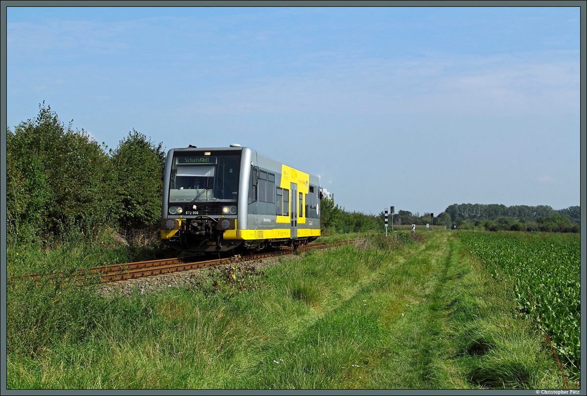 672 906 passiert am 16.09.2014 die Felder westlich von Bad Lauchstädt. Ziel von RB 34918 ist der Ort Schafstädt, welcher am 14. Dezember 2014 letztmalig per Bahn erreichbar ist. 