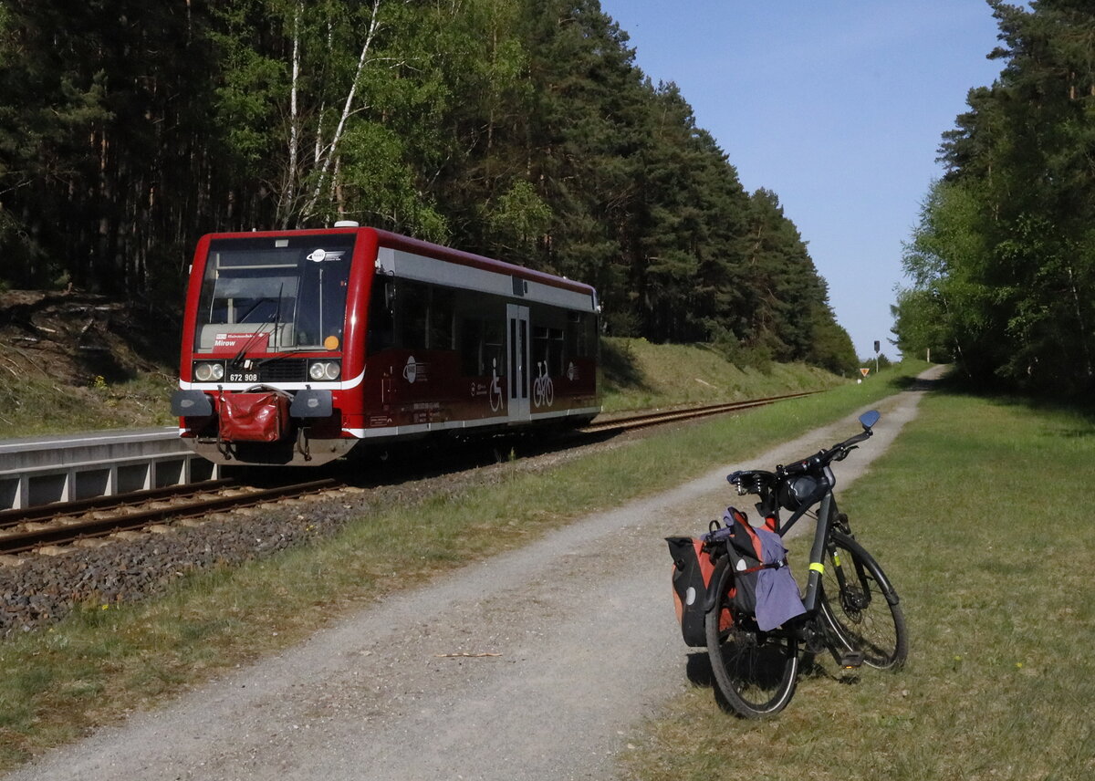 672 908 nahe Wesenberg, Haltepunkt Weißer See, rechts  das Fotografenrad.
09.05.2022  16:34 Uhr.