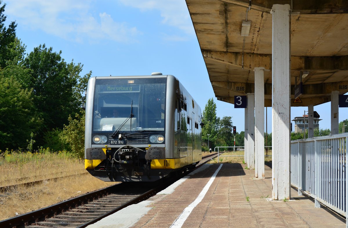 672 910 fährt in Braunsbedra aus gen Merseburg.

Braunsbedra 07.08.2018
