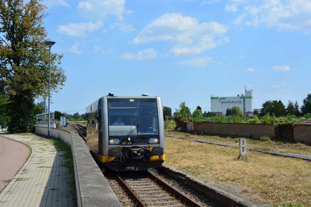 672 910 fährt in Frankleben aus gen Braunsbedra.

Frankleben 07.08.2018