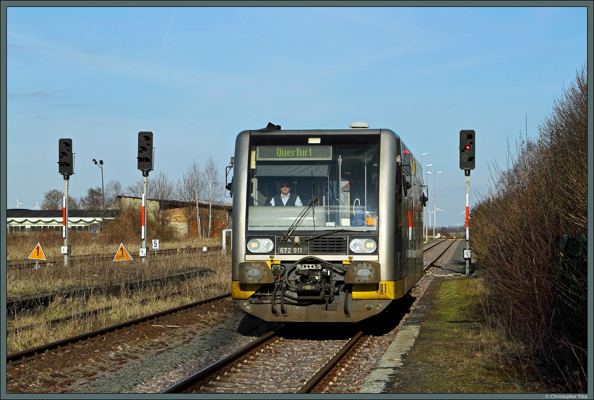 672 911 der Burgenlandbahn erreicht am 22.03.2015 als RB 34921 den Endbahnhof Querfurt. Von den einstmals drei in den Bahnhof Querfurt einmündenden Strecken ist nur noch die Verbindung nach Merseburg übriggeblieben. Der Personenverkehr nach Vitzenburg (an der Unstrutbahn) wurde 1998 eingestellt, 2003 folgte der Verkehr nach Röblingen.