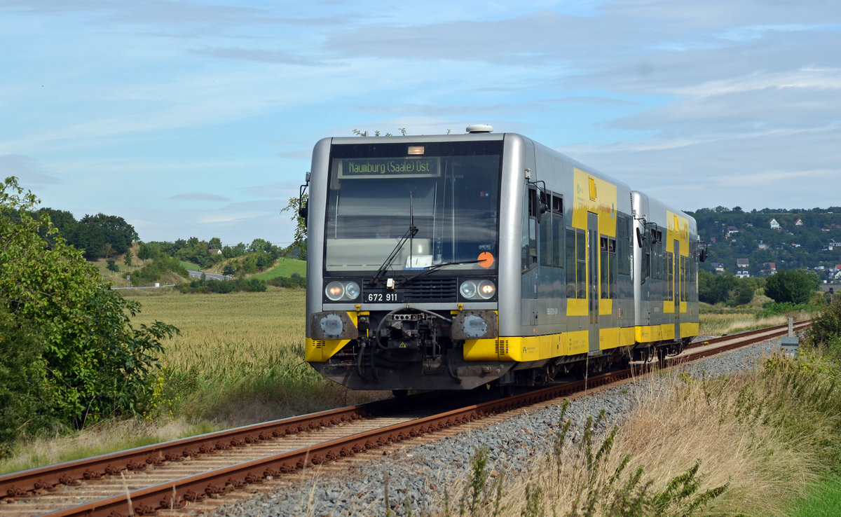 672 911 passiert am 20.08.16 auf dem Weg nach Naumburg(S) den Bahnübergang in Kleinjena am dortigen Haltepunkt.