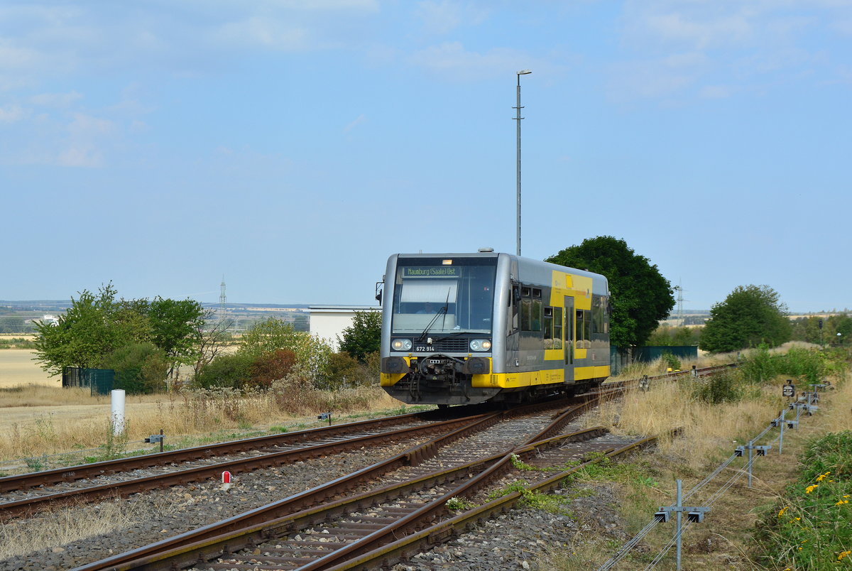 672 914 fährt in Karsdorf ein und danach weiter nach Naumburg.

Karsdorf 07.08.2018