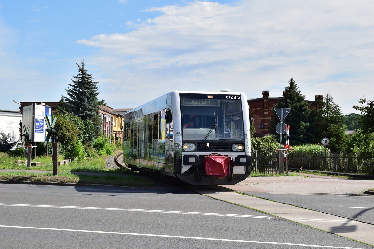 672 915 überqert die Albrechtstraße in Dessau auf den Weg zum Dessauer Hbf.

Dessau 28.07.2020
