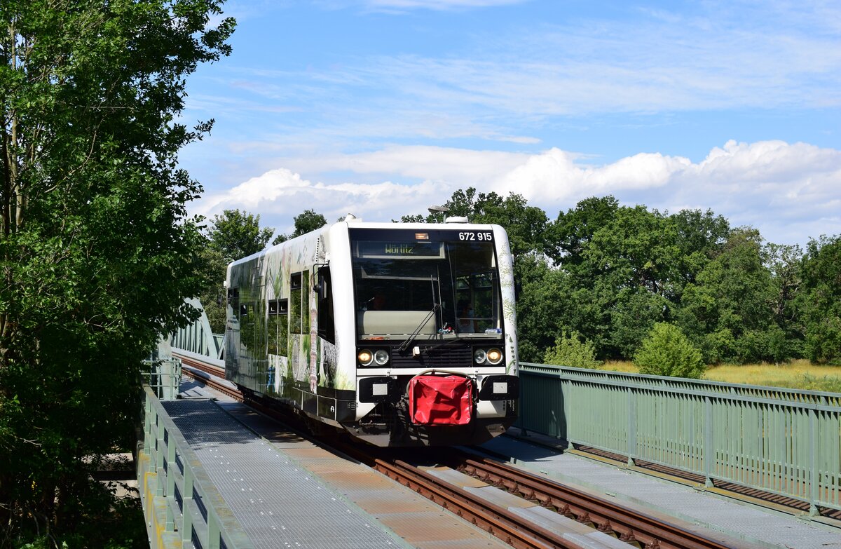 672 915 überquert die Mulde zwischen Dessau und Walderseeauf den Weg nach Wörlitz.

Dessau 28.07.2020

