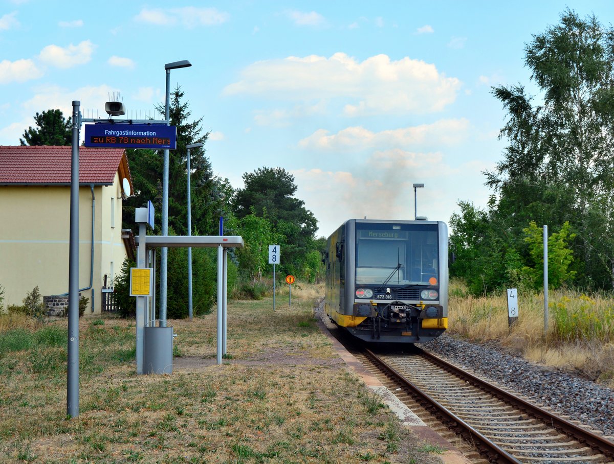 672 916 fährt in Beuna aus gen Merseburg.

Beuna 07.08.2018
