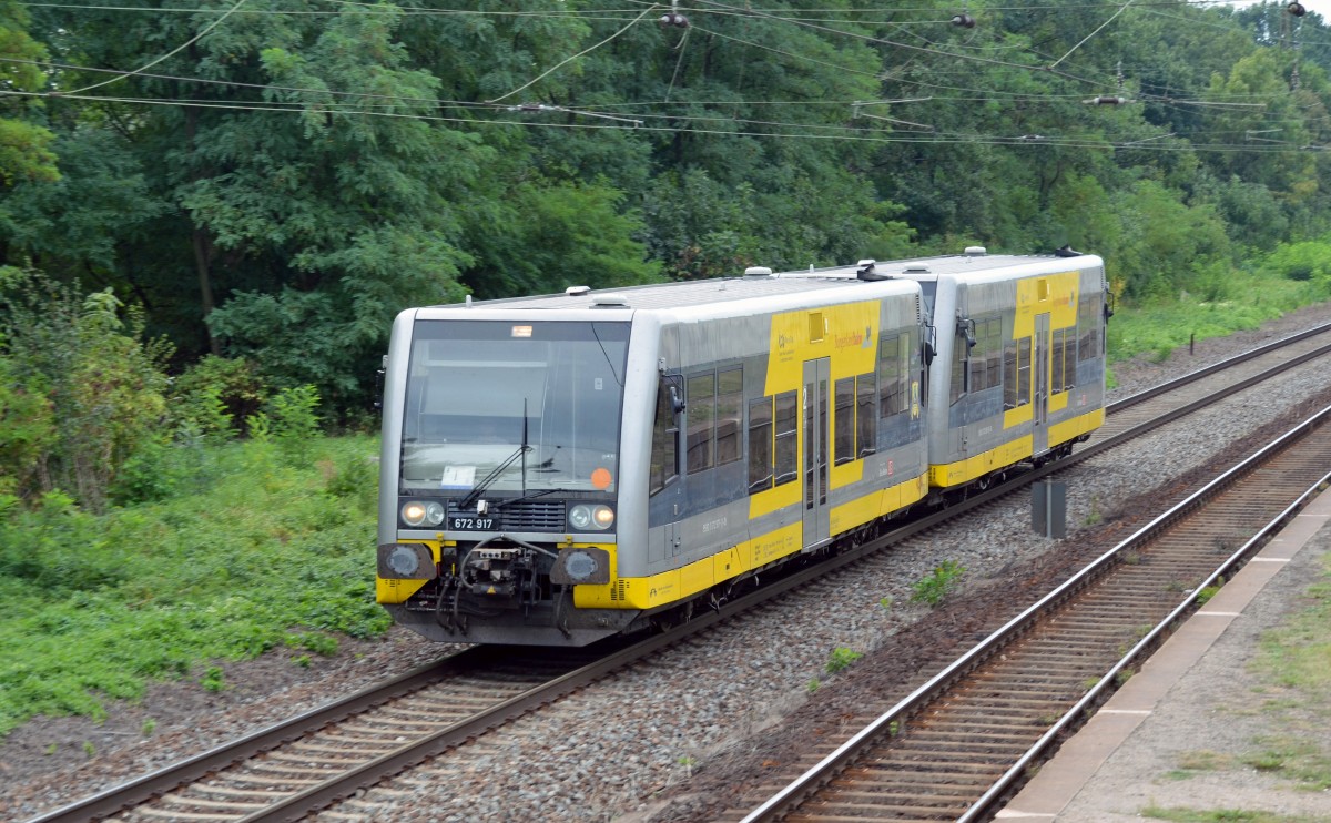 672 917 fuhr zusammen mit einem weiteren LVT am 08.09.13 durch Schkopau Richtung Halle(S).