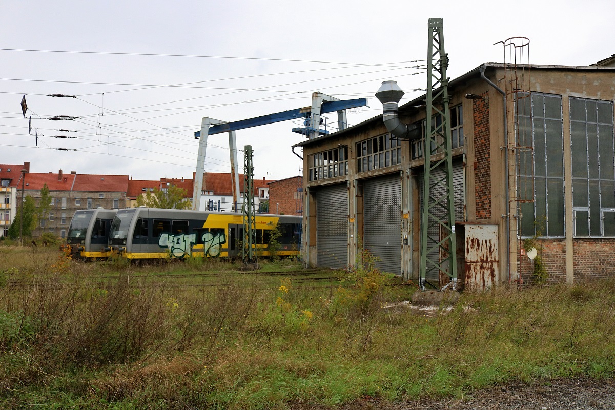 672 919 und 672 920 (DWA LVT/S) der Burgenlandbahn (DB Regio Südost) sind neben einem alten Lokschuppen im Bereich des Bahnhofs Stendal verwaist abgestellt. Aufgenommen von Bahnsteig 7. [7.10.2017 | 12:33 Uhr]