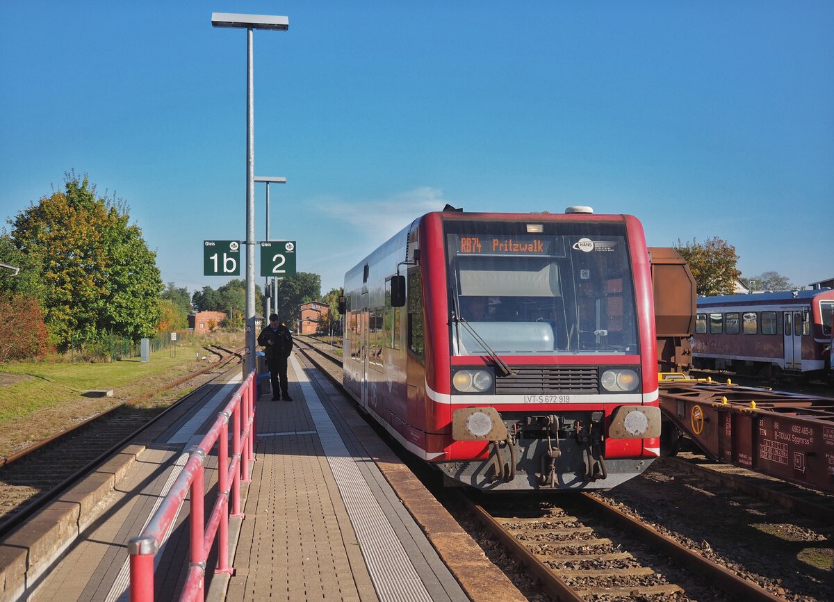 672 919 steht in Meyenburg als RB74 Plau am See -> Pritzwalk. 10.10.2021