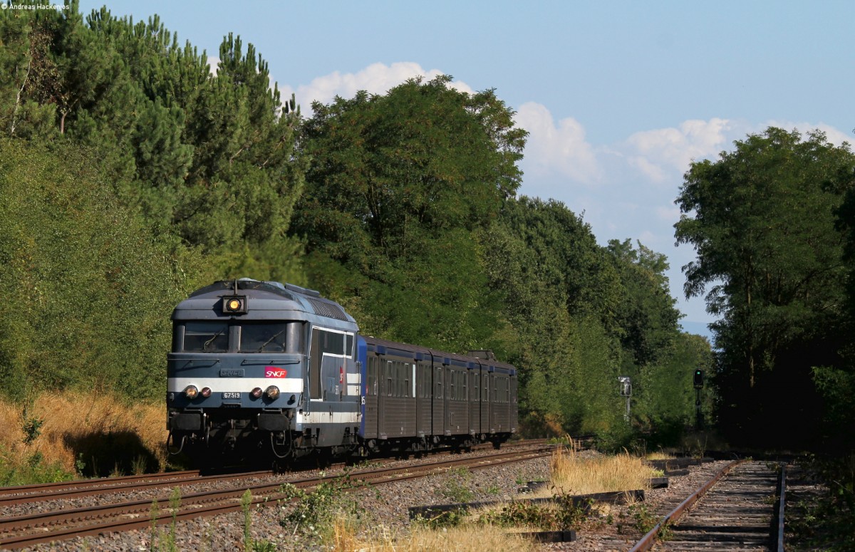 67519 mit dem TER32908 (Straßbourg-Niederbronn-les-Bains) bei Haguenau 5.8.15