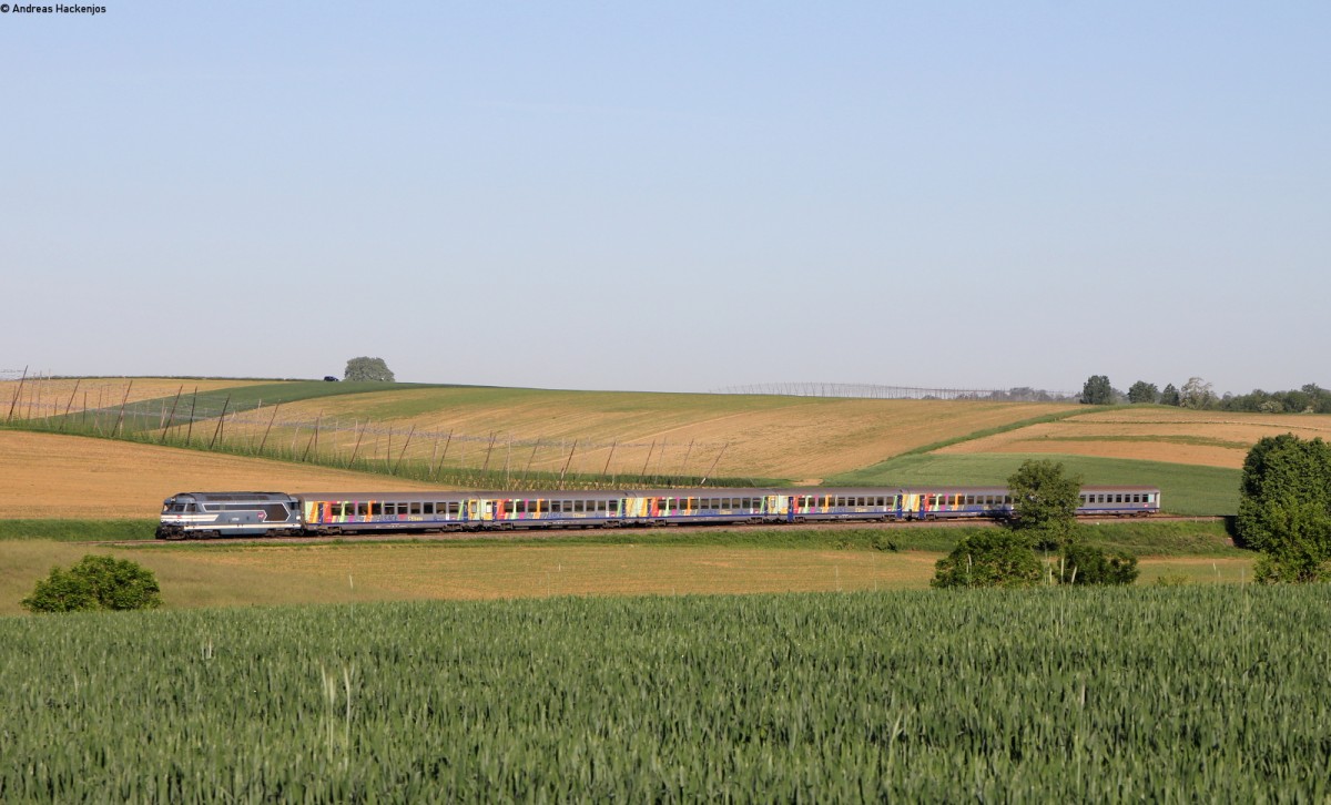 67569 mit dem TER30903 (Sarreguemines-Krimmeri-Meinau) bei Minversheim 18.5.15