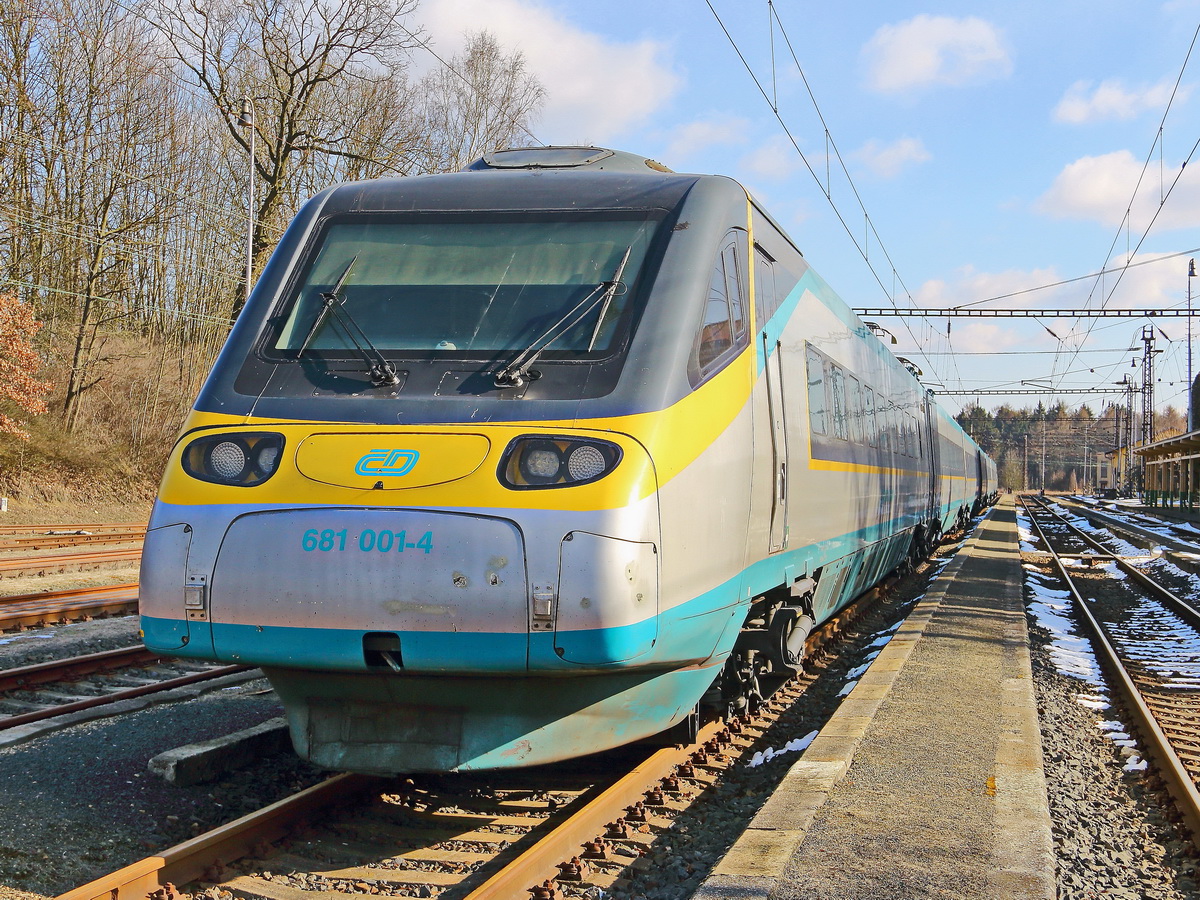 681 001-4 (Pendolino) stand am 24. Februar 2018 bei Sonnenschein in Frantiskovy Lazne.