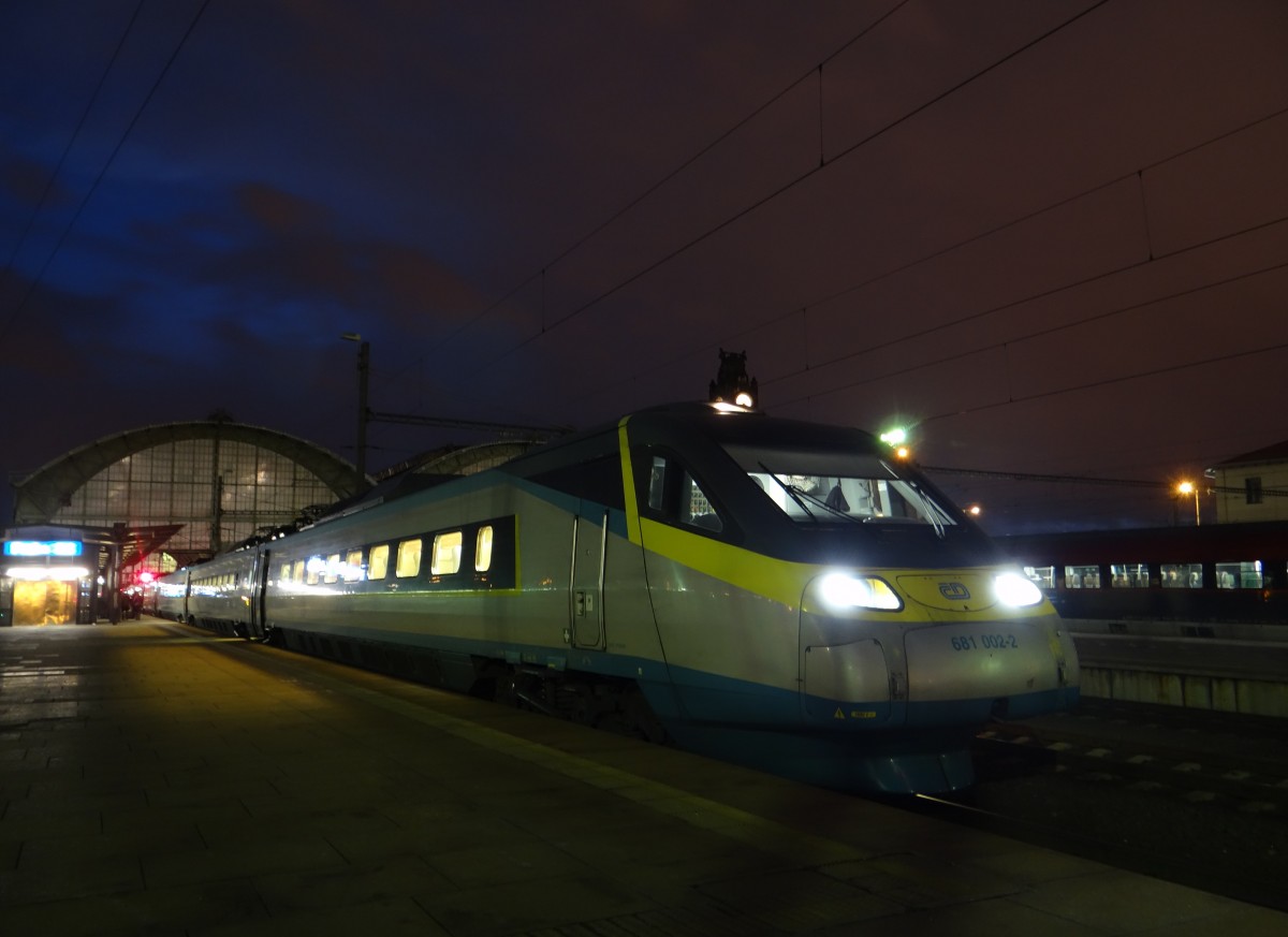 681 002 zu sehen am 11.01.15 in Praha hl.n.