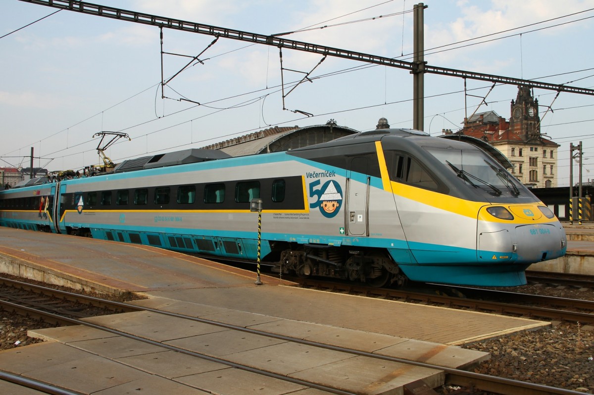 681 004-8 Pendolino am 12.08.2015 im Prager Hauptbahnhof. Der ganze Zug ist tschechischen Komik Helden verziert. 