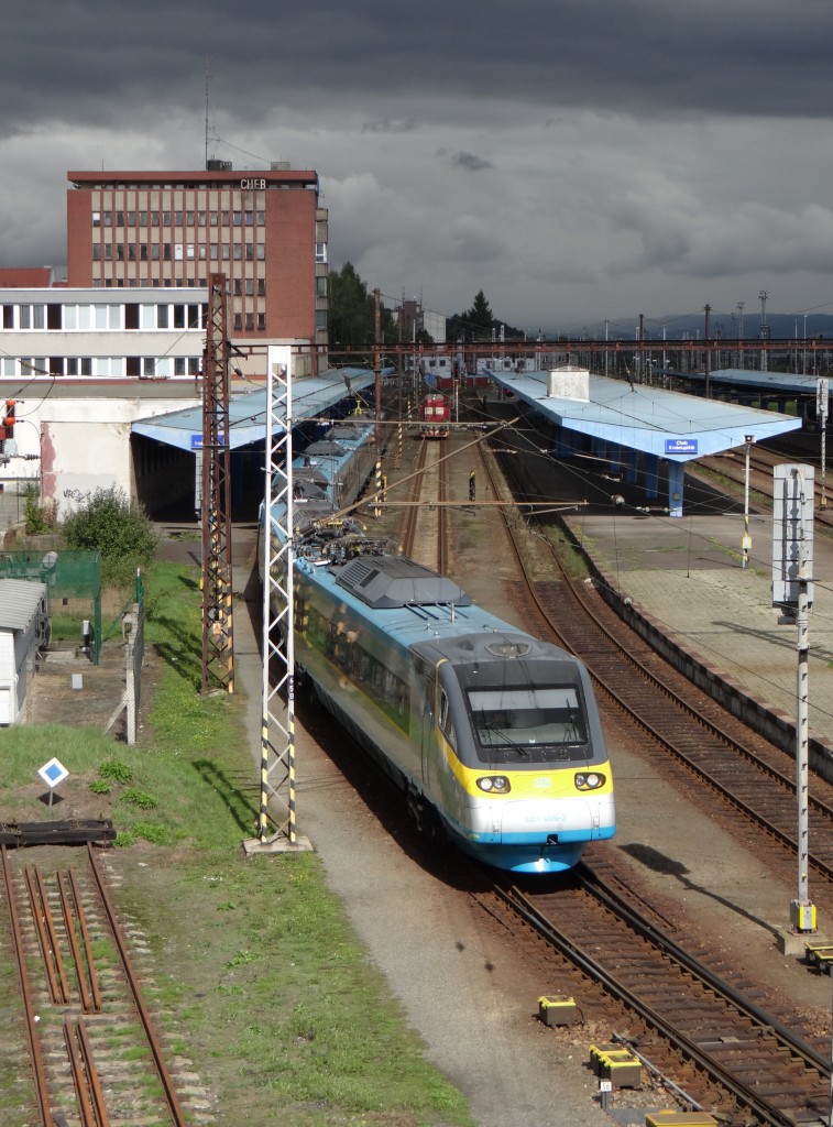 681 006 zusehen bei der Ausfahrt am 21.09.13 in Cheb. Foto entstand von der Fugngerbrcke.