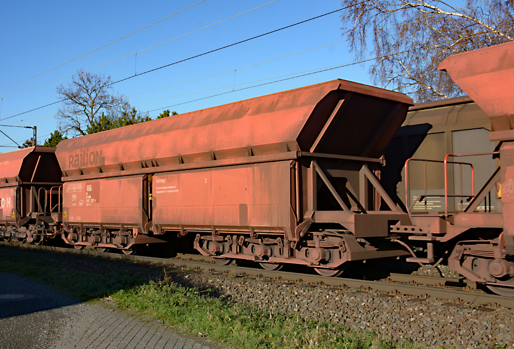 6861 501-7 innerhalb eines Güterzuges durch Bonn-Beuel - 29.11.2016