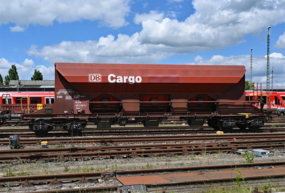 6948 847-2 DB-Cargo im Rahmen der Eifelstreckensanierung in Euskirchen - 28.05.2022