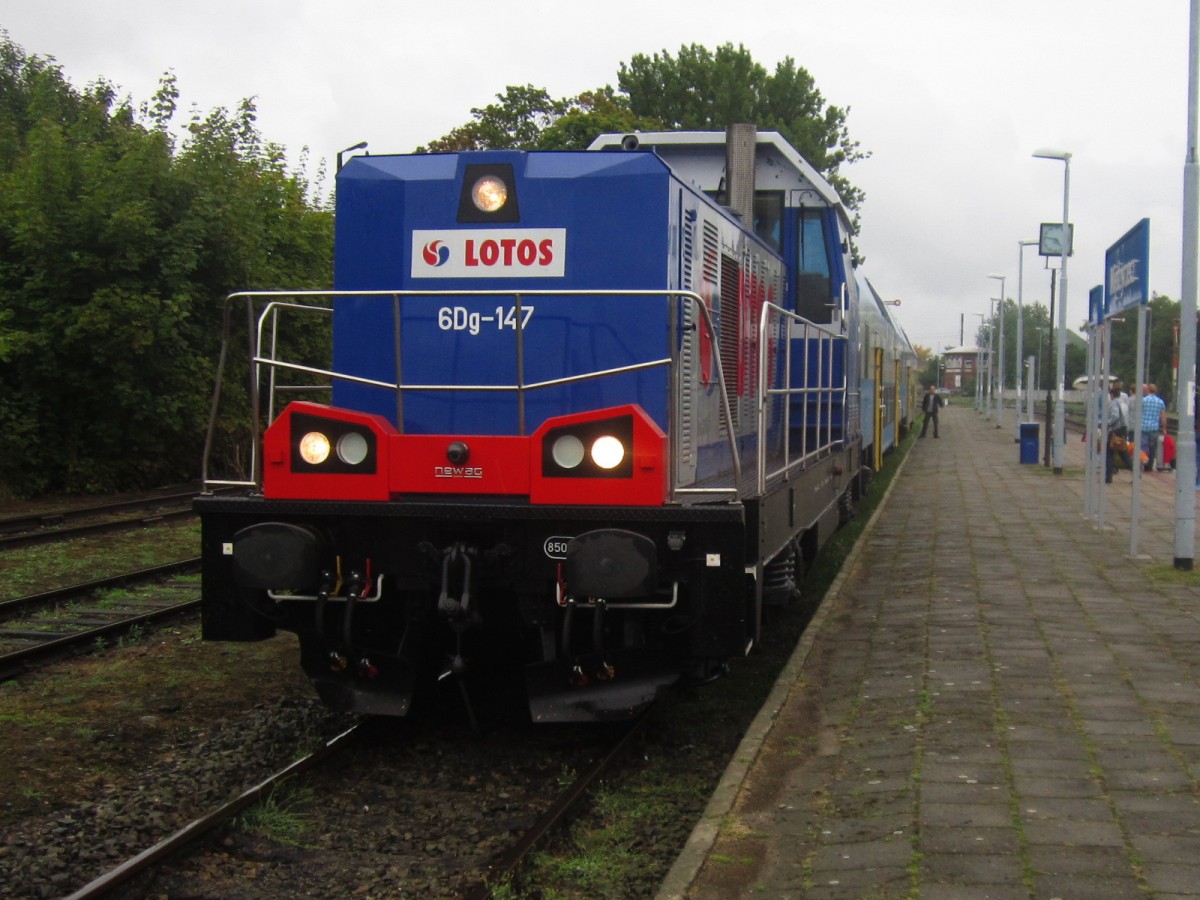 6Dg-147 mit Sonderzug  Rybak  beim Halt in Bahnhof Miedzyrzecz,31.08.2014