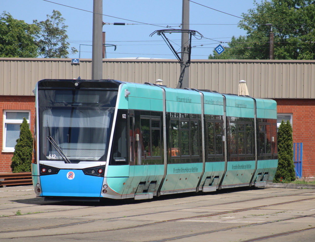 6N-2  Werbewagen 612(Wir bauen mehr als Häuser)stand am Nachmittag des 10.06.2022 auf dem Betriebshof der Rostocker Straßenbahn AG.