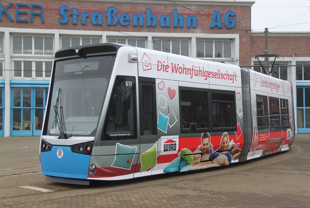 6N2(611)macht nun fr die Rostocker Wohngesellschaft WIRO Werbung am 13.02.2015 stand auf dem Gelnde der Rostocker Straenbahn AG.