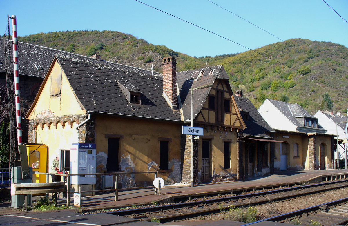 6.Oktober 2007: Haltepunkt Klotten an der Moselstrecke Koblenz - Trier. In welcher nostalgischen Weinstube werden wohl die ausgebauten Fenster ein Blickfang sein?