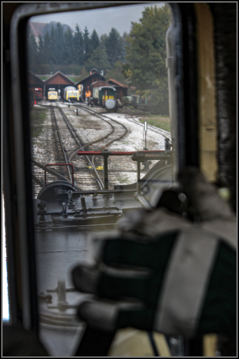 6.Oktober 2013 . 

Den Stainzer Fascherlzug führt 298.56 durch die Weststeiermark und hier in den Bahnhof Stainz hinein . Sie wiederum wird von Max bedient. 