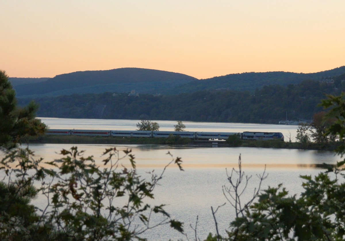 7-10-15. Abendstimmung am Hudson River. MTA Regionalzug nach Poughkeepsie, NY bei Constitution Island