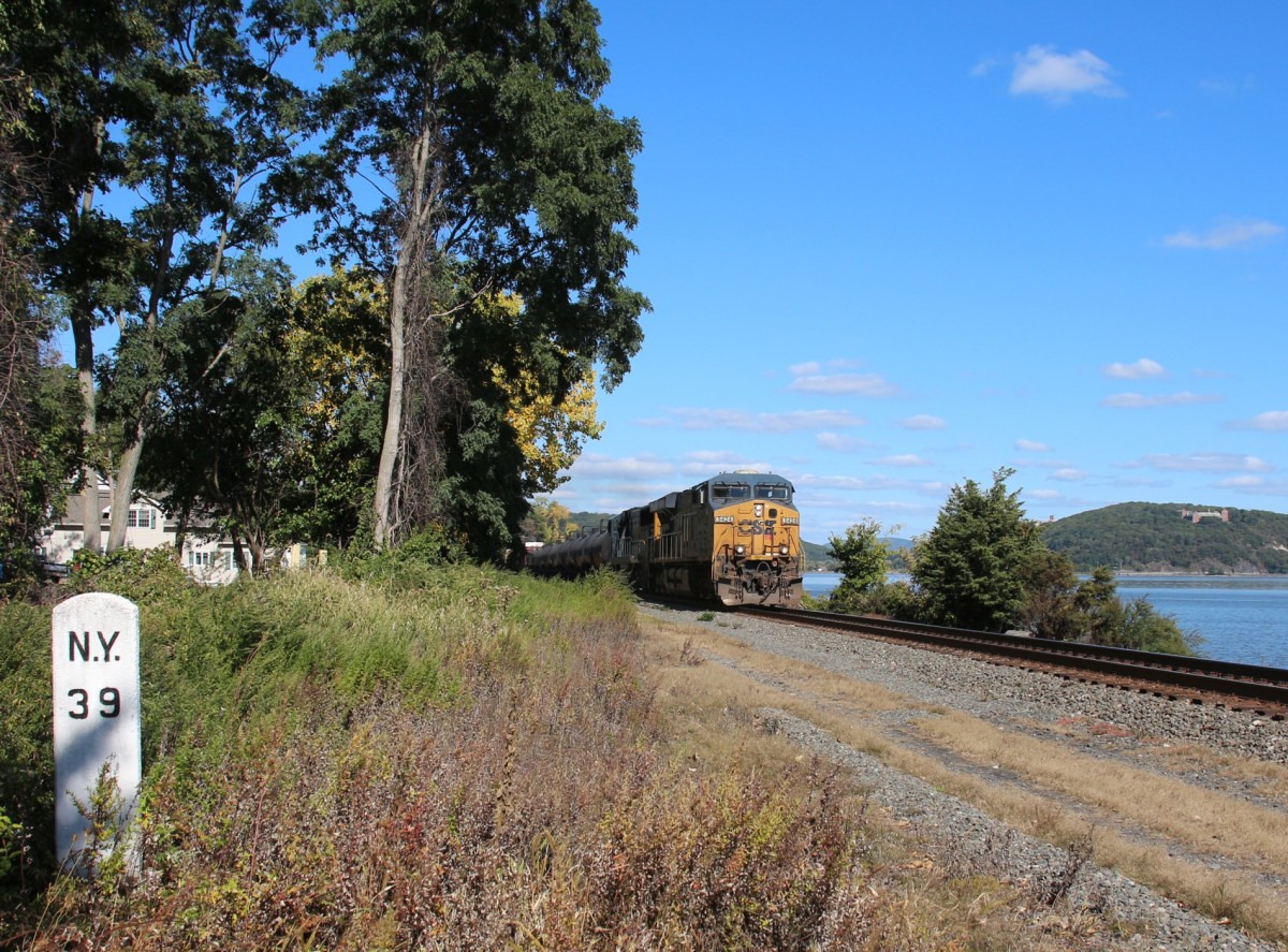 7-10-15 Johns Point, NY. Meilenstein der ehm. West Shore Railroad