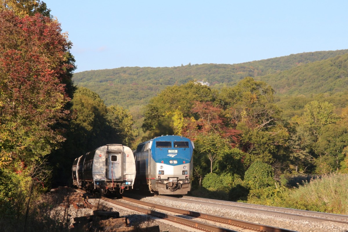 7-10-15 Manitou, NY. Kreuzung eines Regionalzuges nach Poughkeepsie, NY mit Empire Service Train 244 nach NY Penn Station mit Genesis 713.