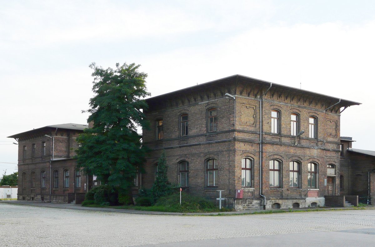 7. August 2008: Dresden, Güterbahnhof Dresden-Friedrichstadt, Erhaltene Güterschuppen mit giebelseitigen Expeditionsgebäuden des alten Berliner Bahnhofs an der Waltherstraße,  jetzt Güterverkehrszentrum Dresden.