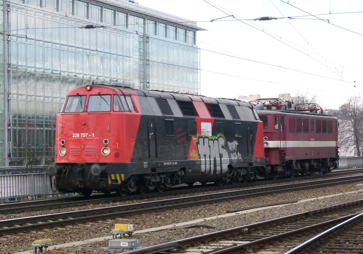 7. Februar 2014, Die Lokomotiven 228 757 und 142 110 des  EBS Erfurter Bahnservice Gesellschaft mbH, Erfurt  fahren durch den Dresdener Hauptbahnhof in Richtung Pirna. 228 757 der Erfurter Bahnservice GmbH (EBSG), LKM Babelsberg Bj.1969/280166. Ex DR V180 357, 118 357, 118 757 führt.