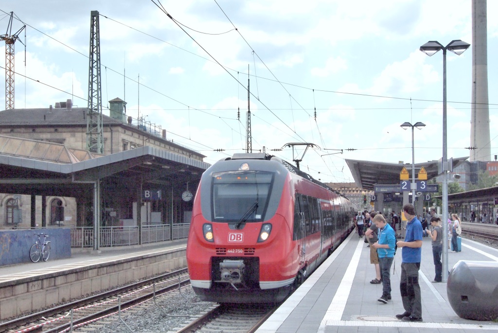 7 Jahre nach Bild 866218 waren die Bahnsteige in Erlangen für die S-Bahn erhöht worden. 442 750 hielt als S1 nach Bamberg auf Gleis 2. (Blick nach Süden am 3.11.14) 