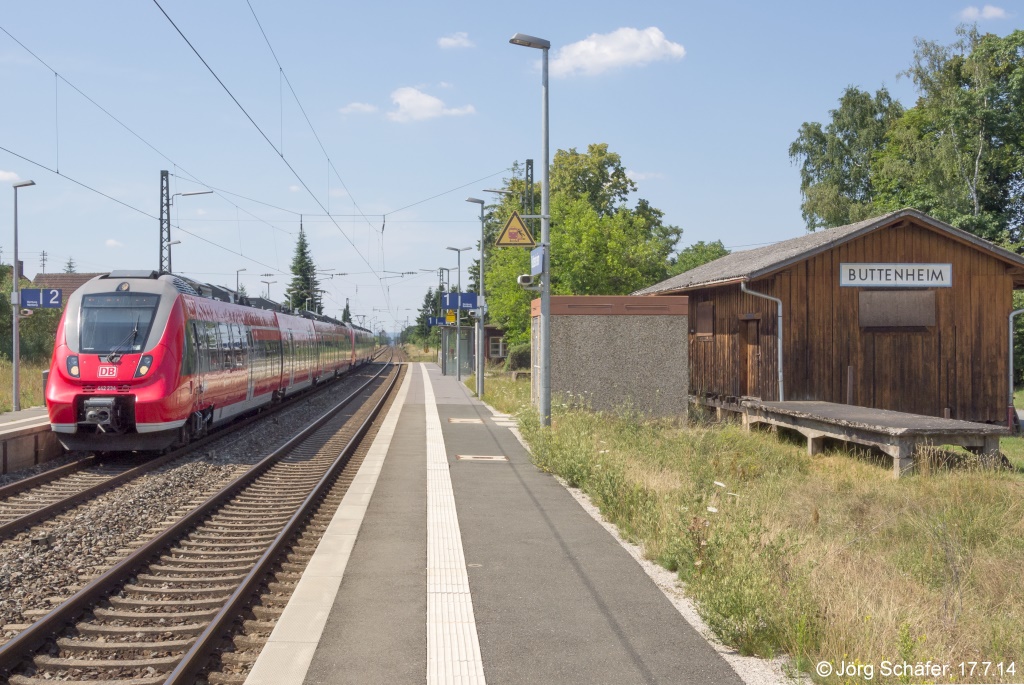 7 Jahre nach Bild-ID 870309 hatte sich in Buttenheim nicht viel verändert, nur die schmalen Bahnsteige waren auf 76 cm erhöht worden. 442 234 hielt als S-Bahn Richtung Nürnberg auf Gleis 2. (Blick nach Norden am 17.7.14)