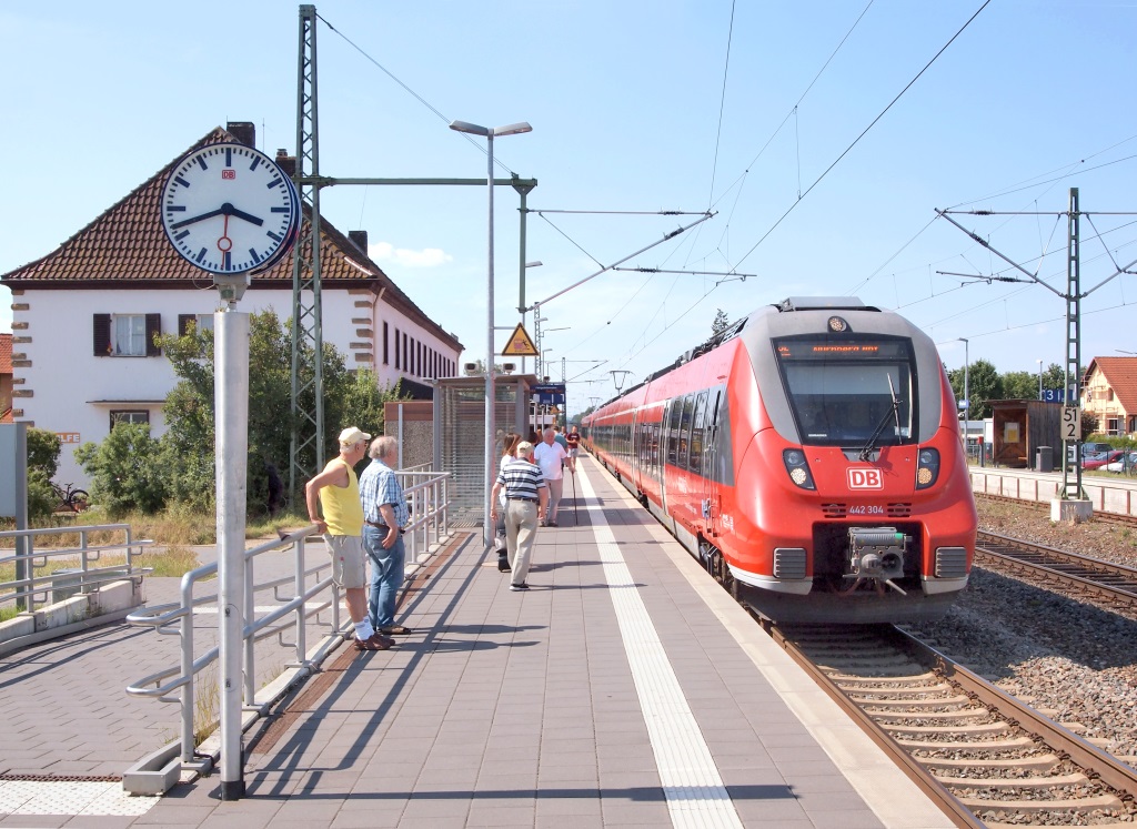 7 Jahre nach Bild-ID 871573 waren die Bahnsteige in Hirschaid breiter und höher geworden. Der Grünwuchs war dabei zurückgedrängt worden. 442 304 hielt am 17.7.14 als RE Richtung Nürnberg.