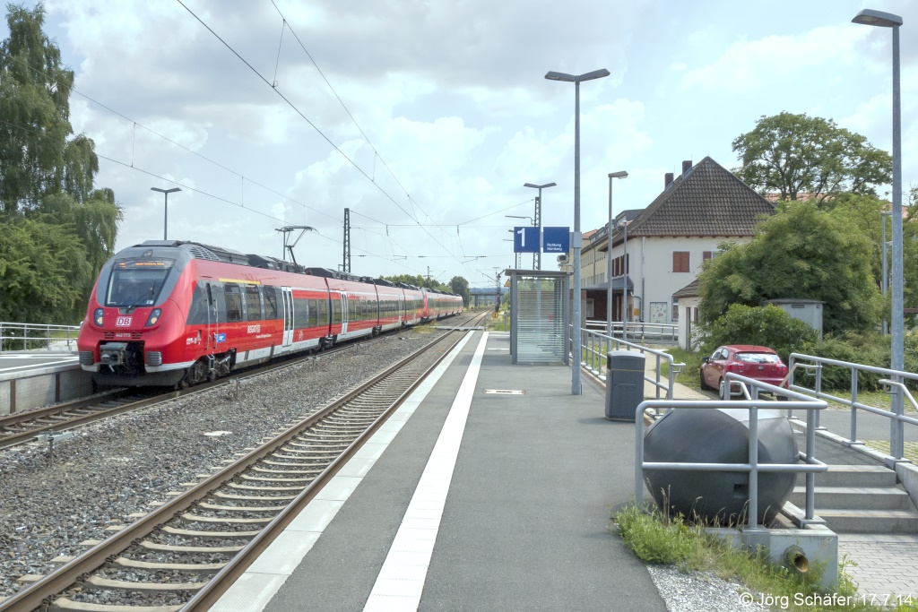 7 Jahre nach ID 869237 wirkte der Bahnhof Eggolsheim rundum erneuert. Der erste Eindruck täuscht aber, denn außer den Bahnsteigen blieb alles beim alten: Im Empfangsgebäude saß immer noch ein Fahrdienstleiter, der die Formsignale stellte und den Bahnübergang sicherte.(442 773 am 17.7.14 als S-Bahn nach Bamberg.)
