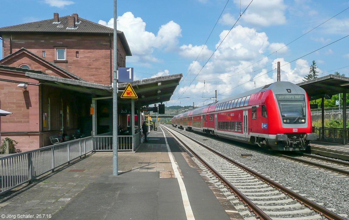 7 Jahre später hielten 5 Doppelstockwagen als RE nach Würzburg in Karlstadt auf Gleis 2. (Blick nach Norden am 26.7.16)