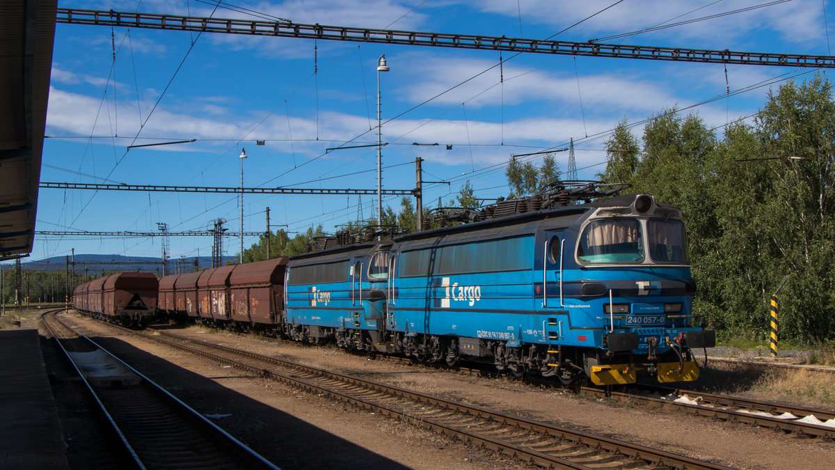 7. Juli 2018 im Bahnhof Nove Sedlo. 240 057-0 und 240 060-4 stehen abgestellt an einem Zug. 