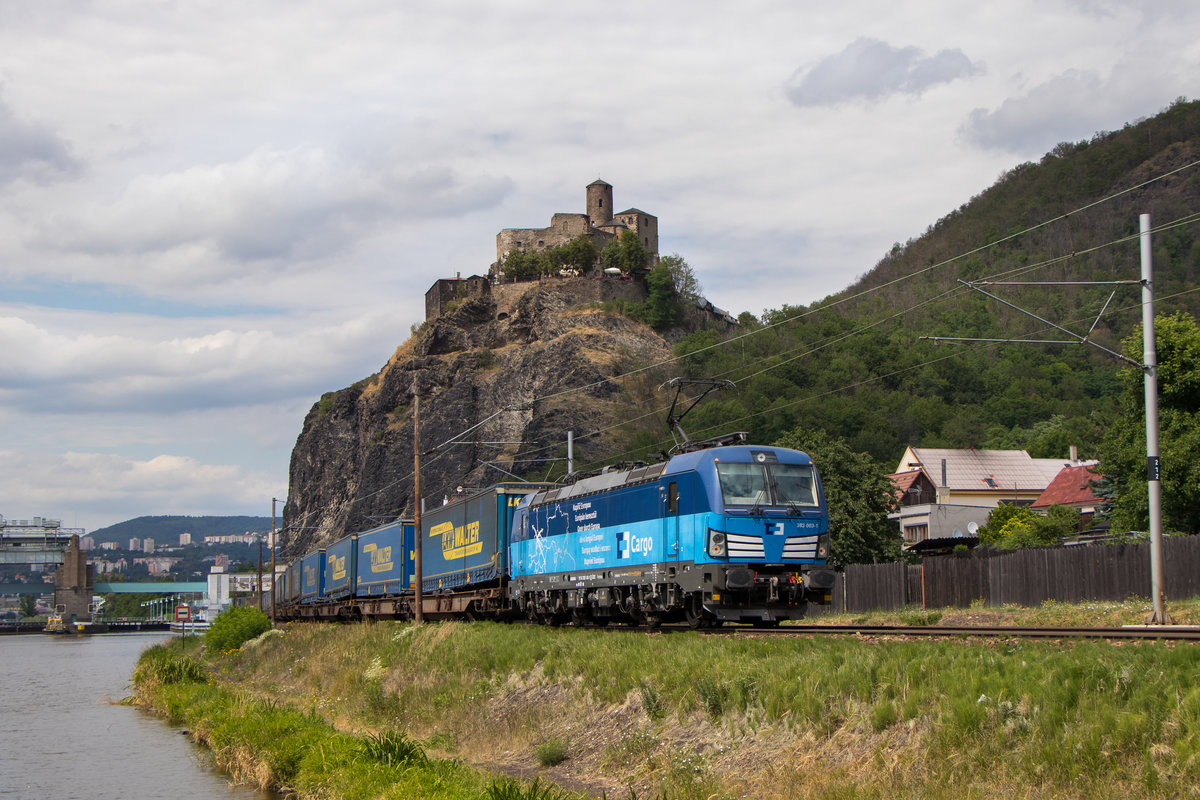 7. Juli 2019 in Usti nad Labem: 383 003-1 ist mit einem Lkw-Walter-Zug unterwegs. 