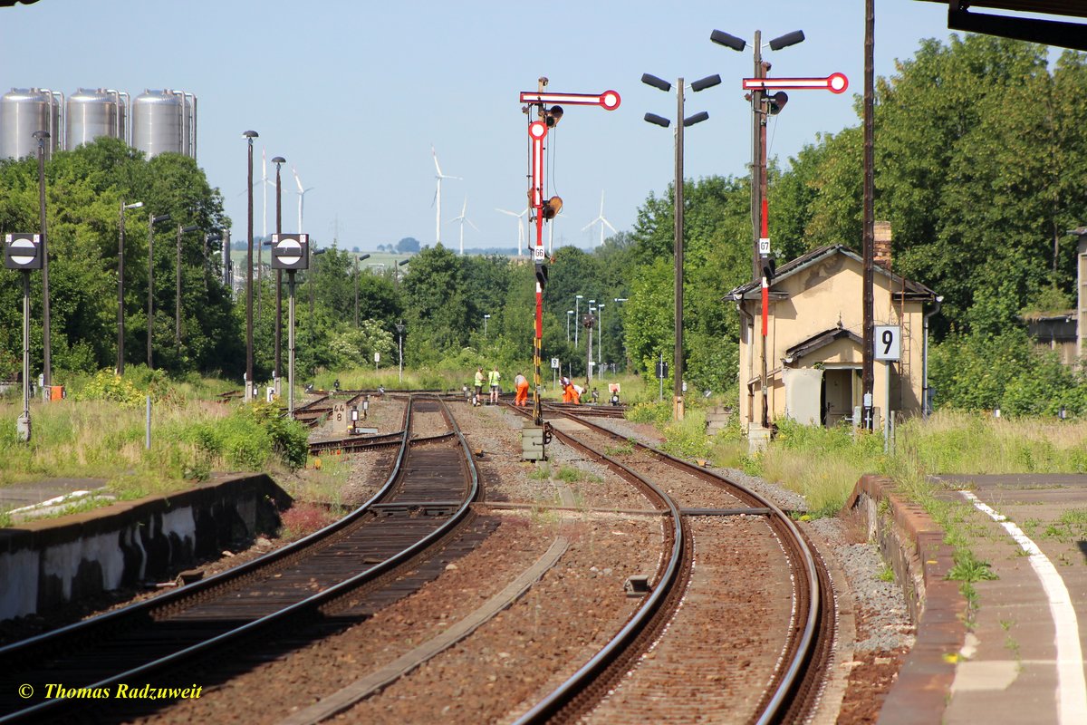 7. Juni 2016: Südliche Ausfahrt in Zeitz mit Formsignalen, KBS 550, Richtung Gera an der Strecke Leipzig - Gera.