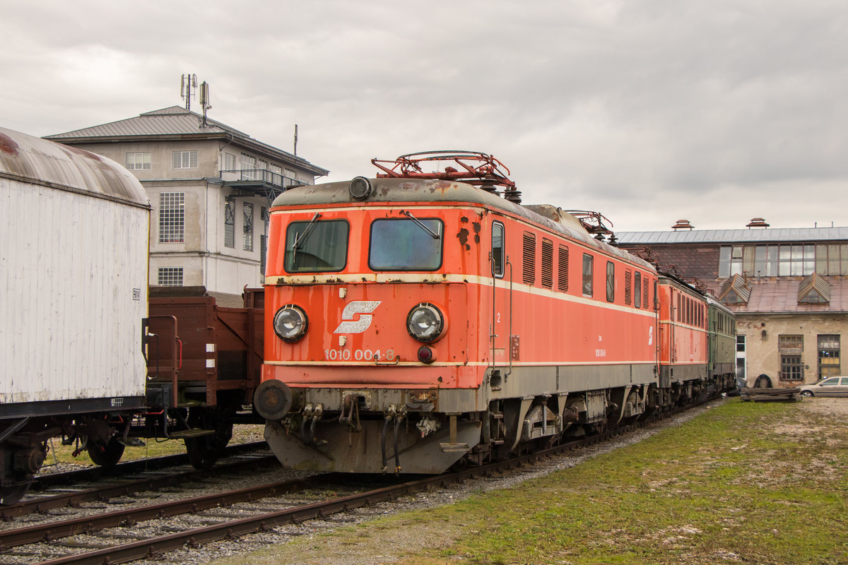 7. Oktober 2018 im Eisenbahnmuseum Ampflwang: 1010 004-8 hat auch schon bessere Tage erlebt. 