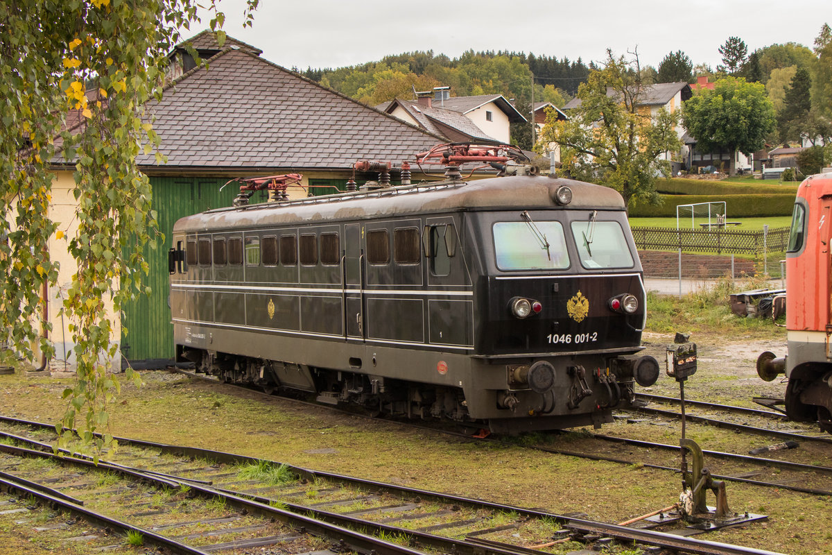 7. Oktober 2018 im Eisenbahnmuseum Ampflwang: 1046 001-2 steht abgestellt in ungewohntem Farbkleid. 