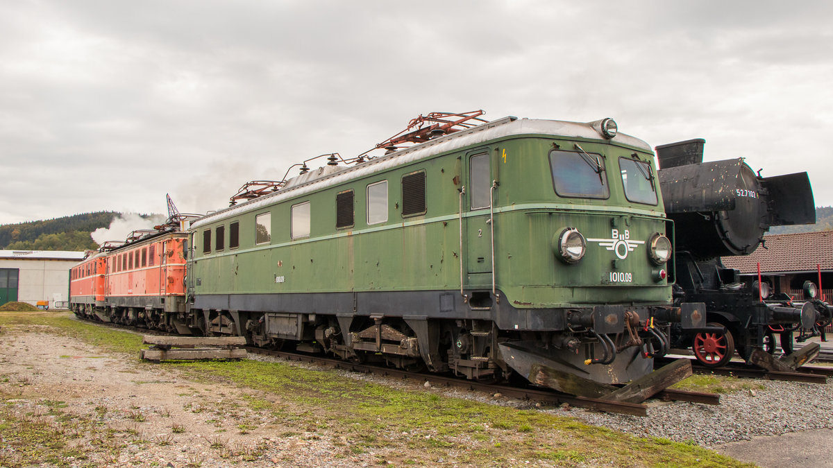 7. Oktober 2018, Eisenbahnmuseum Ampflwang: 1010.09 macht eine gute Figur, hat aber ihre beste Zeit schon hinter sich. 