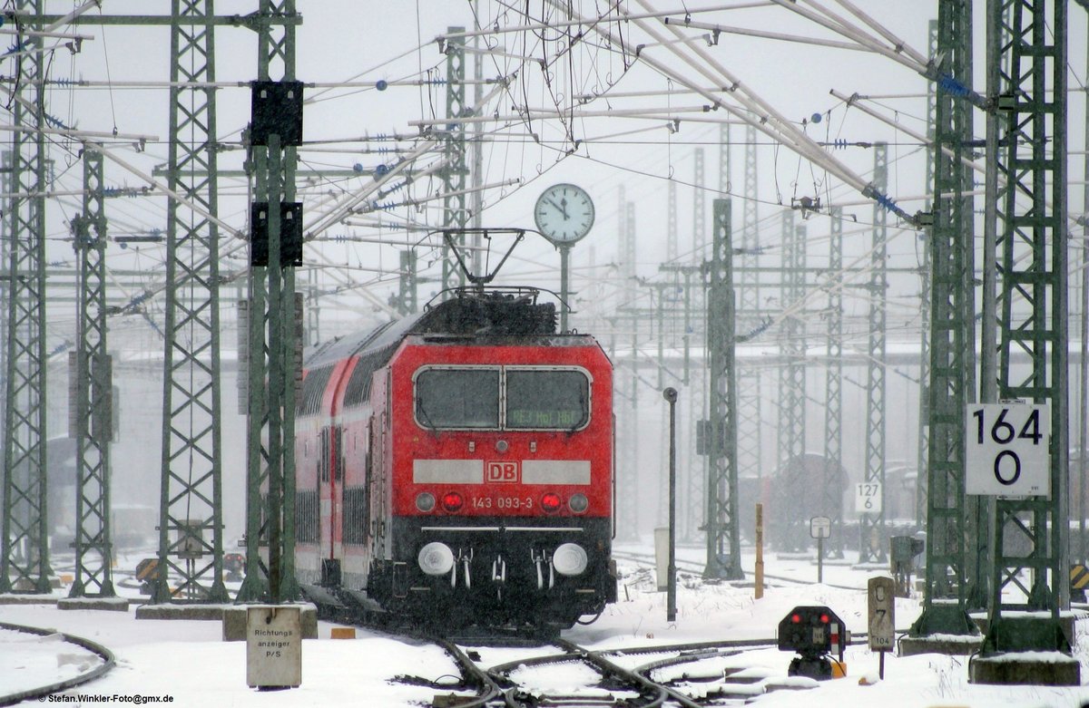  7 vor 12  war es am 29.01.2015 für den Dosto-RE 3 mit 143 nach Hof noch nicht, aber es war natürlich bekannt, dass damit im Sommer 2016 Schluss sein sollte...

Hier schiebt 143 093 Ihre Garnitur an der Stand-Uhr in den Bahnhof Hof Hbf.