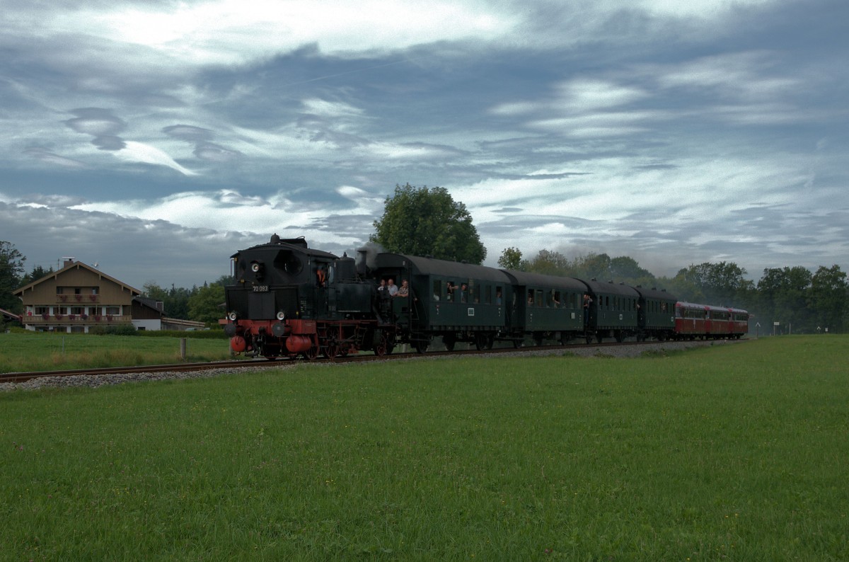 70 083 & der Vt der Passauer Eisenbahnfreunde kurz vor dem Ziel Tegernsee am 13.09.15 bei Moosrain