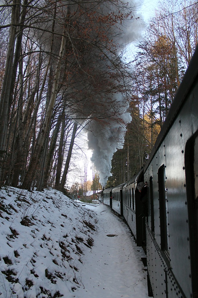70 083 hat am 06.01.2015 am Gmundener Berg in Richtung Schaftlach mit ihren 4 Wagen schwer zu tun. Von Gmund auf 735m steigt die Stecke bis Schaftlach immerhin auf 757m. Bis auf einmal schleudern schafft die über 100 Jahre alte Dame dies mit Bravour.