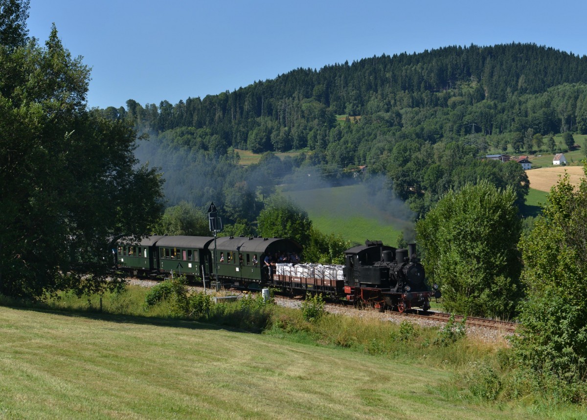 70 083 mit einem Sonderzug von Landshut nach Bayerisch Eisenstein am 02.08.2013 bei Triefenried.