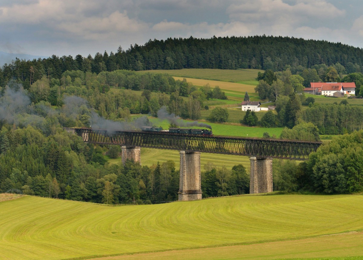 70 083 mit einem Sonderzug nach Deggendorf am 23.08.2014 auf der Ohebrücke bei Rohrbach. 